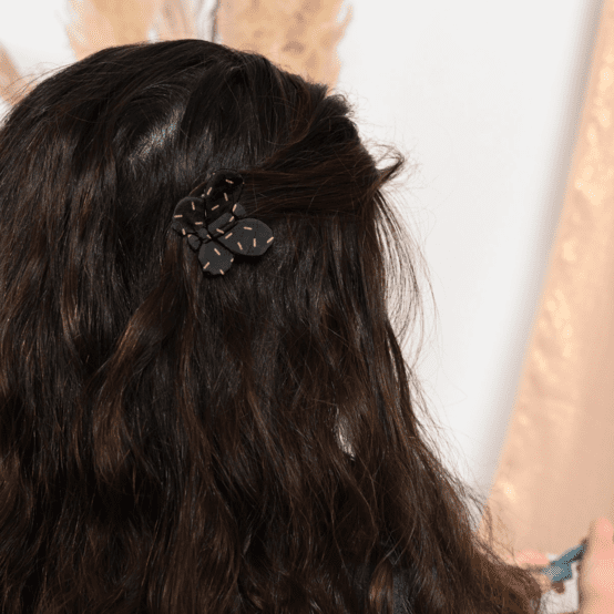 Barrette petit papillon  paille dorée noir
