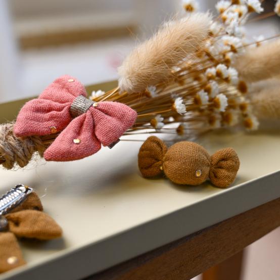 Petite barrette mini bonbon gaze pois or caramel