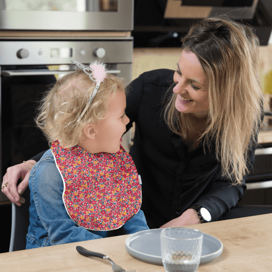 Bavoir tissu plastifié cocktail de fleurs