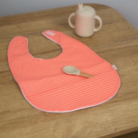 Bavoir tissu plastifié vichy orange fluo