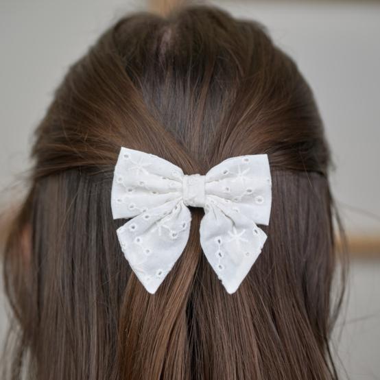 Barrette noeud papillon broderie anglaise étoiles blanches