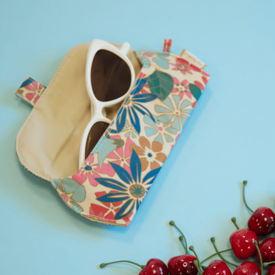 Etui à lunettes cerise en fleur