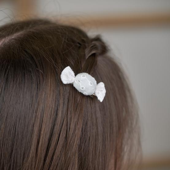 Petite barrette mini bonbon broderie anglaise étoiles blanches