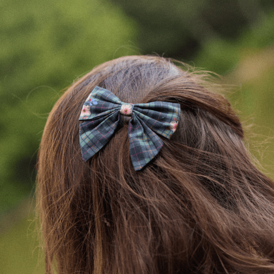 Barrette noeud papillon tartan fleuri