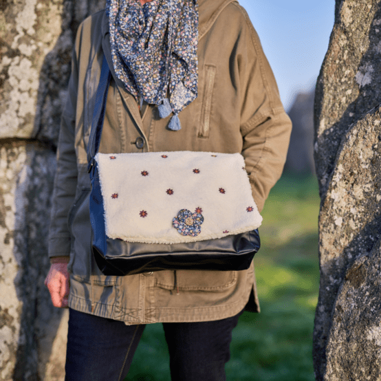 Rabat besace carré grand moumoute ivoire fleurie