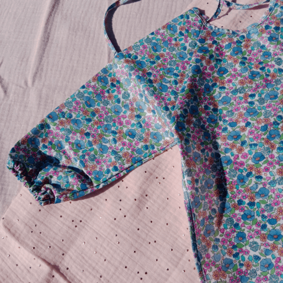 Bavoir manches pastel fleuri