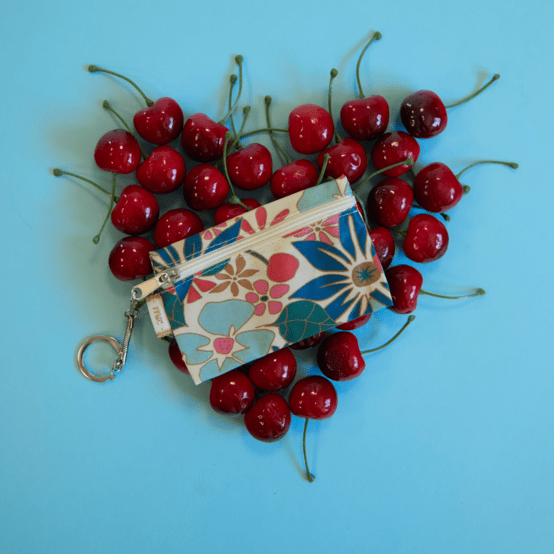 Pochette porte-clés cerise en fleur
