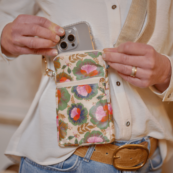 Pochette téléphone matelassée fleur de thé