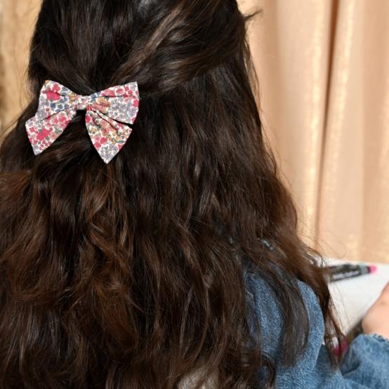 Barrette noeud papillon porcelaine rosée