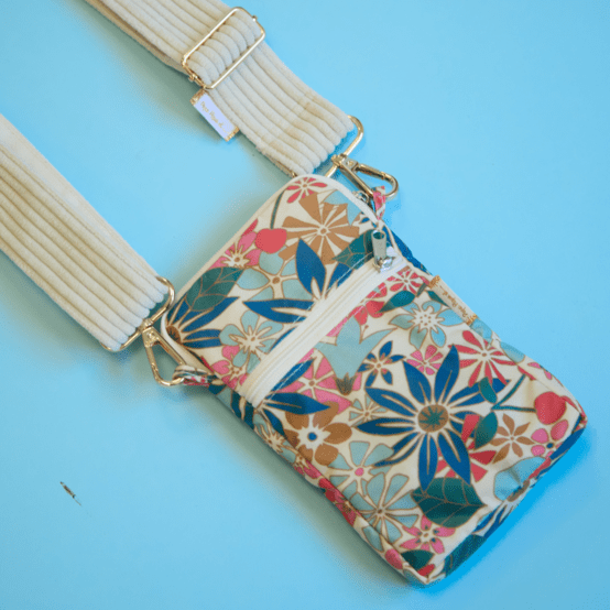 Pochette téléphone matelassée cerise en fleur