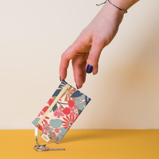 Pochette porte-clés cerise en fleur