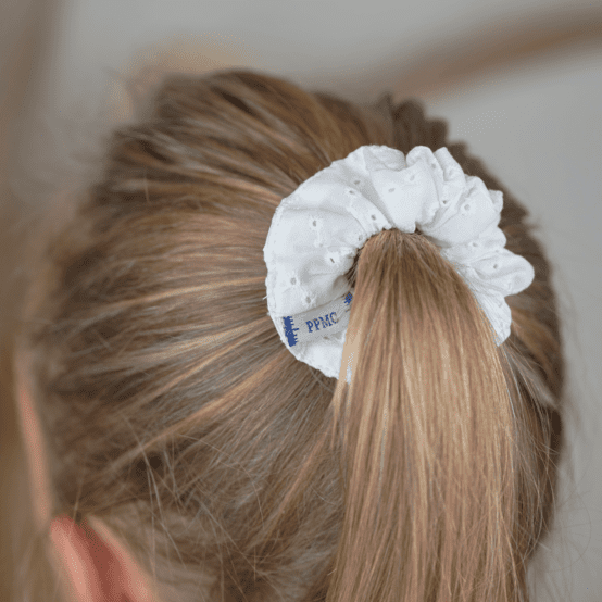 Petit Chouchou broderie anglaise étoiles blanches