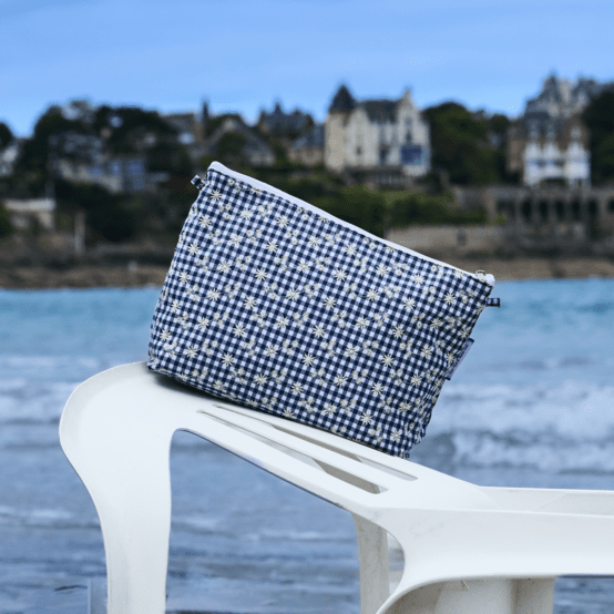Trousse de toilette vichy brodé marine