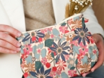 Pochette plissée cerise en fleur