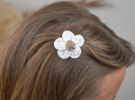 Mini Barrette Pétales de Fleur broderie anglaise étoiles blanches