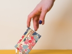 Pochette porte-clés cerise en fleur