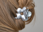 Petite pince fleur argent satiné