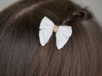 Barrette Mini Noeud Papillon broderie anglaise étoiles blanches