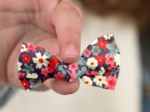 Barrette petit noeud tapis rouge