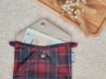 Petite pochette enveloppe tartan rouge
