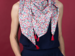 Foulard pompon boutons rose