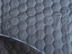 Tissu matelassé hexagonal noir
