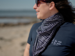 Foulard pompon rayé ivoire marine