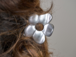 Grande pince fleur argent satiné
