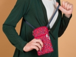 Pochette téléphone matelassée pompons cerise