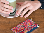 Mini pochette porte-monnaie cocktail de fleurs