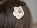 Mini Barrette Pétales de Fleur gaze pois or écru