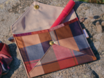 Pochette enveloppe moyenne tartan lurex rubis