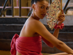 Foulard pompon gaze pois or marsala