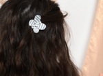 Barrette petit papillon rayé bleu blanc