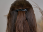 Barrette rectangle moyenne damier noir or