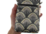 Pochette téléphone matelassée forêt de plumes