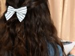 Barrette noeud papillon rayé bleu blanc