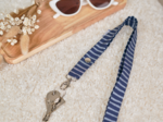 Porte-clés collier rayé argent marine