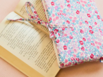 Petite pochette à livre ou liseuse rose grenadine