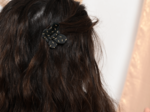 Barrette petit papillon  paille dorée noir