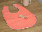 Bavoir tissu plastifié vichy orange fluo