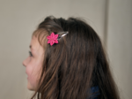 Barrette clic-clac fleur étoile fuchsia pailleté