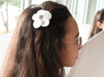 Petite Barrette Pétales de Fleur broderie anglaise
