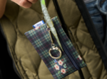 Pochette porte-clés tartan fleuri