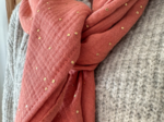 Foulard pompon gaze pois or rose blush