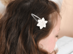 Barrette clic-clac fleur étoile  blanc pailleté