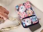 Pochette téléphone matelassée anémones rayées
