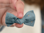 Barrette petit noeud gaze pois or bleu gris