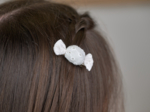 Petite barrette mini bonbon broderie anglaise étoiles blanches