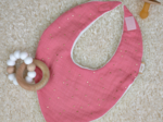 Bavoir bandana gaze pois or rose sorbet